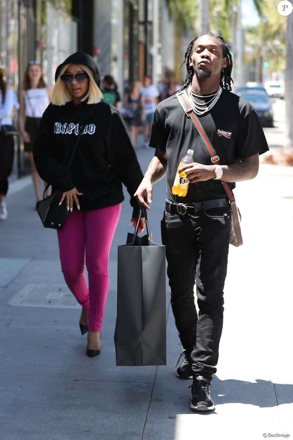 Offset du groupe Migos et Cardi B vont faire du shopping sur Rodeo Drive, à Beverly Hills, le 27 juin 2017.