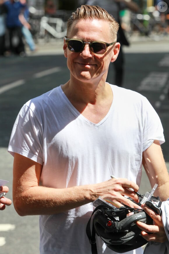 Le chanteur Bryan Adams, à vélo, quitte les studios de la BBC à Londres le 18 juillet 2016.  Singer Bryan Adams seen riding on his bicycle after promoting his new single 'Don't Even Try' and his new 'Get Up' UK Tour at BBC Radio Two studios in London on July 18, 2016.18/07/2016 - Londres