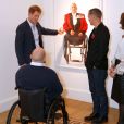 Le prince Harry, Rick Clement, Bryan Adams - Le prince Harry visite l'exposition du photographe Bryan Adams à Londres le 11 novembre 2014.