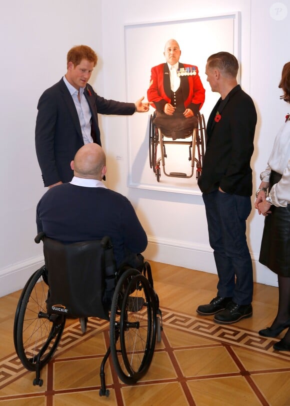 Le prince Harry, Rick Clement, Bryan Adams - Le prince Harry visite l'exposition du photographe Bryan Adams à Londres le 11 novembre 2014.