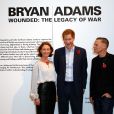 Caroline Frogatt, le prince Harry, Bryan Adams - Le prince Harry visite l'exposition du photographe Bryan Adams à Londres le 11 novembre 2014.