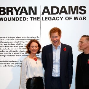 Caroline Frogatt, le prince Harry, Bryan Adams - Le prince Harry visite l'exposition du photographe Bryan Adams à Londres le 11 novembre 2014.