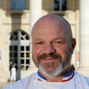 Exclusif - Le médiatique chef Philippe Etchebest ("Cauchemar en cuisine", "Top chef") pose dans son restaurant le "Quatrième Mur" le jour de son ouverture à Bordeaux le 8 Septembre 2015.