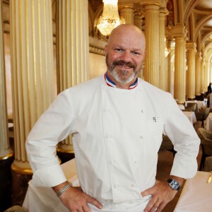 Exclusif - Le médiatique chef Philippe Etchebest ("Cauchemar en cuisine", "Top chef") pose dans son restaurant le "Quatrième Mur" le jour de son ouverture à Bordeaux le 8 Septembre 2015.