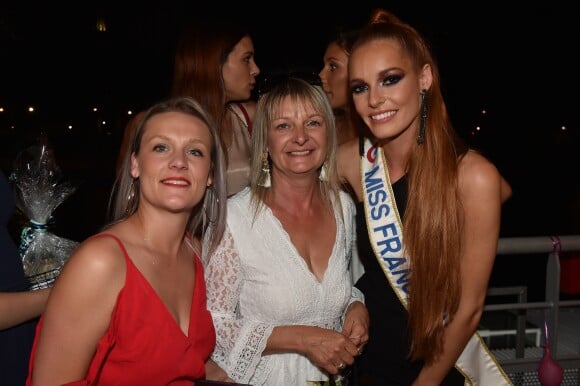 Maëva Coucke (Miss France 2018), sa soeur Victoria et Brigitte Wagon (la maman de Maëva ) - M. Coucke (Miss France 2018) fête son 24ème anniversaire à Paris le 27 juin 2018. © Veeren/Bestimage