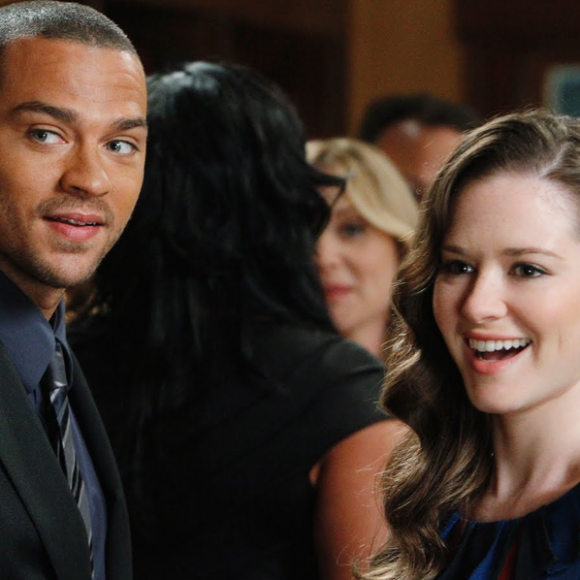 Jesse Williams (Jackson Avery) et Sarah Drew (April Kepner) dans "Grey's Anatomy" (TF1-ABC).