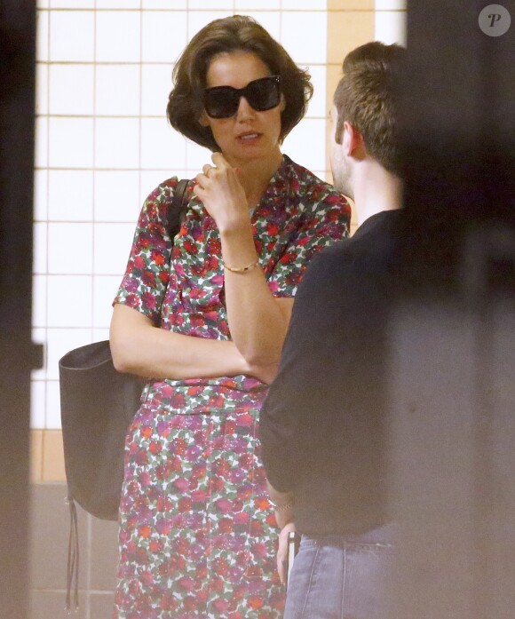 Katie Holmes se balade avec un ami dans le quartier de Tribeca à New York le 28 juin 2018