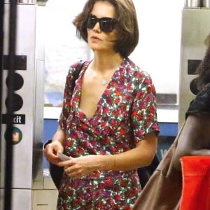 Katie Holmes se balade avec un ami dans le quartier de Tribeca à New York le 28 juin 2018