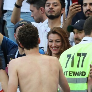 L'ex-Miss France Rachel Legrain-Trapani félicite son compagnon Benjamin Pavard après la victoire de la France face à l'Argentine lors des 8ème de finale de la Coupe du monde à Kazan en Russie le 30 juin 2018. © Cyril Moreau/Bestimage  Former Miss France Rachel Legrain-Trapani congratulates her buddy Benjamin Pavard after France's victory against Argentina in the World Cup 8th finals in Kazan, Russia on June 30, 201830/06/2018 - Kazan