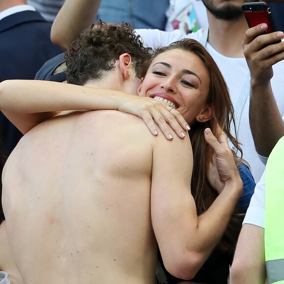 L'ex-Miss France Rachel Legrain-Trapani félicite son compagnon Benjamin Pavard après la victoire de la France face à l'Argentine lors des 8ème de finale de la Coupe du monde à Kazan en Russie le 30 juin 2018. © Cyril Moreau/Bestimage  Former Miss France Rachel Legrain-Trapani congratulates her buddy Benjamin Pavard after France's victory against Argentina in the World Cup 8th finals in Kazan, Russia on June 30, 201830/06/2018 - Kazan