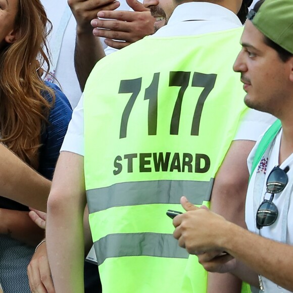 L'ex-Miss France Rachel Legrain-Trapani félicite son compagnon Benjamin Pavard après la victoire de la France face à l'Argentine lors des 8ème de finale de la Coupe du monde à Kazan en Russie le 30 juin 2018. © Cyril Moreau/Bestimage  Former Miss France Rachel Legrain-Trapani congratulates her buddy Benjamin Pavard after France's victory against Argentina in the World Cup 8th finals in Kazan, Russia on June 30, 201830/06/2018 - Kazan