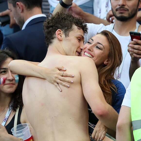 L'ex-Miss France Rachel Legrain-Trapani félicite son compagnon Benjamin Pavard après la victoire de la France face à l'Argentine lors des 8ème de finale de la Coupe du monde à Kazan en Russie le 30 juin 2018. © Cyril Moreau/Bestimage  Former Miss France Rachel Legrain-Trapani congratulates her buddy Benjamin Pavard after France's victory against Argentina in the World Cup 8th finals in Kazan, Russia on June 30, 201830/06/2018 - Kazan