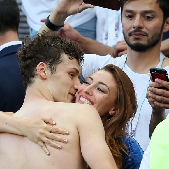 L'ex-Miss France Rachel Legrain-Trapani félicite son compagnon Benjamin Pavard après la victoire de la France face à l'Argentine lors des 8ème de finale de la Coupe du monde à Kazan en Russie le 30 juin 2018. © Cyril Moreau/Bestimage  Former Miss France Rachel Legrain-Trapani congratulates her buddy Benjamin Pavard after France's victory against Argentina in the World Cup 8th finals in Kazan, Russia on June 30, 201830/06/2018 - Kazan