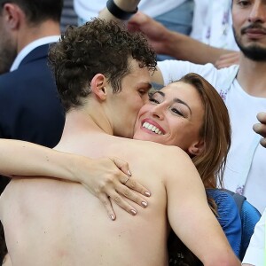 L'ex-Miss France Rachel Legrain-Trapani félicite son compagnon Benjamin Pavard après la victoire de la France face à l'Argentine lors des 8ème de finale de la Coupe du monde à Kazan en Russie le 30 juin 2018. © Cyril Moreau/Bestimage  Former Miss France Rachel Legrain-Trapani congratulates her buddy Benjamin Pavard after France's victory against Argentina in the World Cup 8th finals in Kazan, Russia on June 30, 201830/06/2018 - Kazan