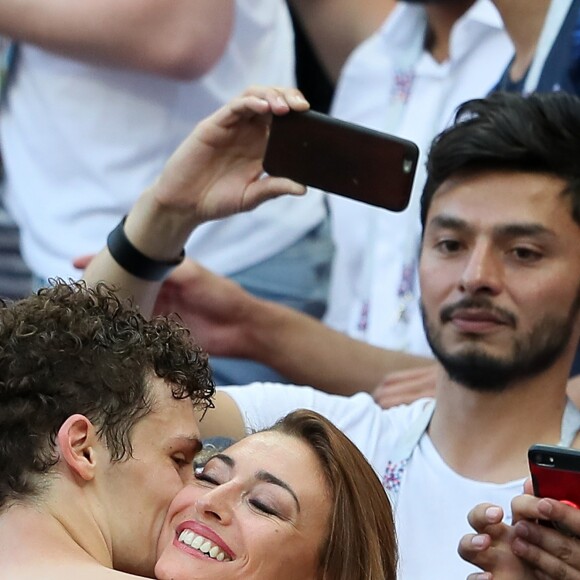 L'ex-Miss France Rachel Legrain-Trapani félicite son compagnon Benjamin Pavard après la victoire de la France face à l'Argentine lors des 8ème de finale de la Coupe du monde à Kazan en Russie le 30 juin 2018. © Cyril Moreau/Bestimage  Former Miss France Rachel Legrain-Trapani congratulates her buddy Benjamin Pavard after France's victory against Argentina in the World Cup 8th finals in Kazan, Russia on June 30, 201830/06/2018 - Kazan