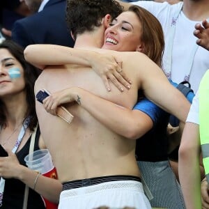 L'ex-Miss France Rachel Legrain-Trapani félicite son compagnon Benjamin Pavard après la victoire de la France face à l'Argentine lors des 8ème de finale de la Coupe du monde à Kazan en Russie le 30 juin 2018. © Cyril Moreau/Bestimage  Former Miss France Rachel Legrain-Trapani congratulates her buddy Benjamin Pavard after France's victory against Argentina in the World Cup 8th finals in Kazan, Russia on June 30, 201830/06/2018 - Kazan