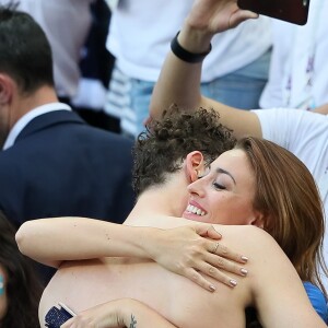 L'ex-Miss France Rachel Legrain-Trapani félicite son compagnon Benjamin Pavard après la victoire de la France face à l'Argentine lors des 8ème de finale de la Coupe du monde à Kazan en Russie le 30 juin 2018. © Cyril Moreau/Bestimage  Former Miss France Rachel Legrain-Trapani congratulates her buddy Benjamin Pavard after France's victory against Argentina in the World Cup 8th finals in Kazan, Russia on June 30, 201830/06/2018 - Kazan