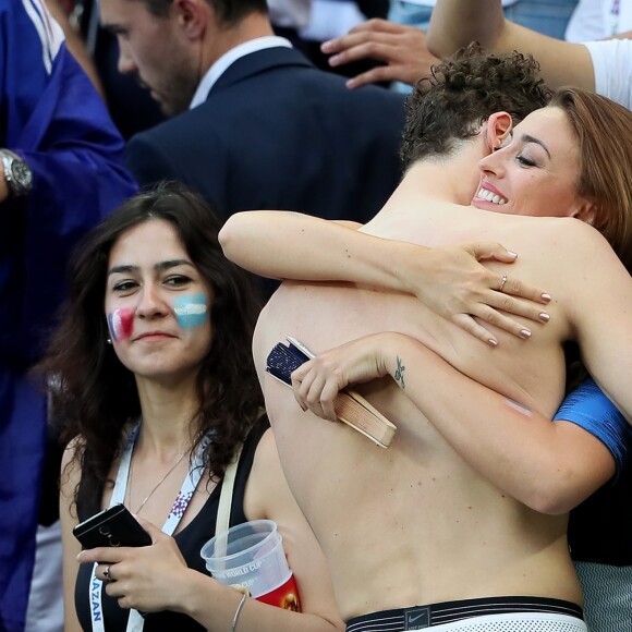 L'ex-Miss France Rachel Legrain-Trapani félicite son compagnon Benjamin Pavard après la victoire de la France face à l'Argentine lors des 8ème de finale de la Coupe du monde à Kazan en Russie le 30 juin 2018. © Cyril Moreau/Bestimage  Former Miss France Rachel Legrain-Trapani congratulates her buddy Benjamin Pavard after France's victory against Argentina in the World Cup 8th finals in Kazan, Russia on June 30, 201830/06/2018 - Kazan