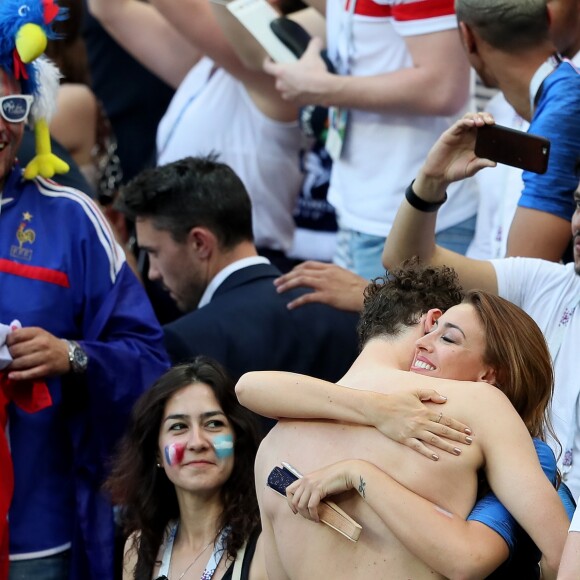 L'ex-Miss France Rachel Legrain-Trapani félicite son compagnon Benjamin Pavard après la victoire de la France face à l'Argentine lors des 8ème de finale de la Coupe du monde à Kazan en Russie le 30 juin 2018. © Cyril Moreau/Bestimage  Former Miss France Rachel Legrain-Trapani congratulates her buddy Benjamin Pavard after France's victory against Argentina in the World Cup 8th finals in Kazan, Russia on June 30, 201830/06/2018 - Kazan