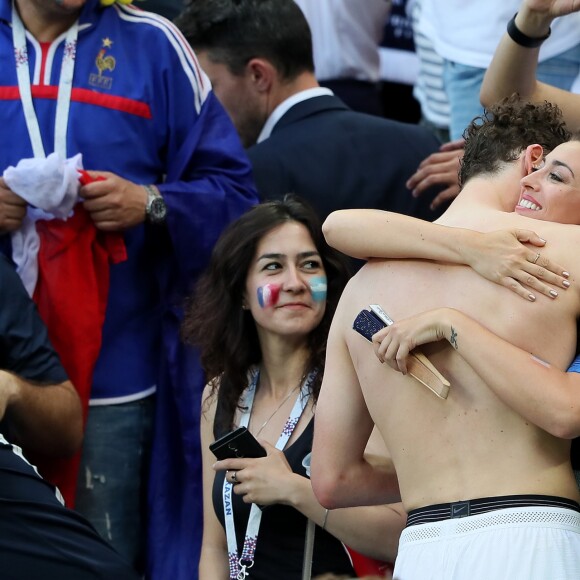 L'ex-Miss France Rachel Legrain-Trapani félicite son compagnon Benjamin Pavard après la victoire de la France face à l'Argentine lors des 8ème de finale de la Coupe du monde à Kazan en Russie le 30 juin 2018. © Cyril Moreau/Bestimage  Former Miss France Rachel Legrain-Trapani congratulates her buddy Benjamin Pavard after France's victory against Argentina in the World Cup 8th finals in Kazan, Russia on June 30, 201830/06/2018 - Kazan