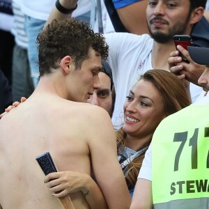 L'ex-Miss France Rachel Legrain-Trapani félicite son compagnon Benjamin Pavard après la victoire de la France face à l'Argentine lors des 8ème de finale de la Coupe du monde à Kazan en Russie le 30 juin 2018. © Cyril Moreau/Bestimage  Former Miss France Rachel Legrain-Trapani congratulates her buddy Benjamin Pavard after France's victory against Argentina in the World Cup 8th finals in Kazan, Russia on June 30, 201830/06/2018 - Kazan