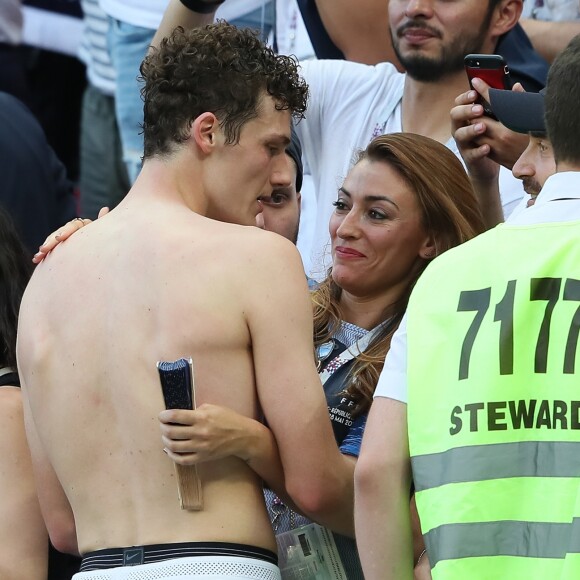 L'ex-Miss France Rachel Legrain-Trapani félicite son compagnon Benjamin Pavard après la victoire de la France face à l'Argentine lors des 8ème de finale de la Coupe du monde à Kazan en Russie le 30 juin 2018. © Cyril Moreau/Bestimage  Former Miss France Rachel Legrain-Trapani congratulates her buddy Benjamin Pavard after France's victory against Argentina in the World Cup 8th finals in Kazan, Russia on June 30, 201830/06/2018 - Kazan