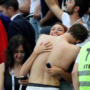 L'ex-Miss France Rachel Legrain-Trapani félicite son compagnon Benjamin Pavard après la victoire de la France face à l'Argentine lors des 8ème de finale de la Coupe du monde à Kazan en Russie le 30 juin 2018. © Cyril Moreau/Bestimage  Former Miss France Rachel Legrain-Trapani congratulates her buddy Benjamin Pavard after France's victory against Argentina in the World Cup 8th finals in Kazan, Russia on June 30, 201830/06/2018 - Kazan