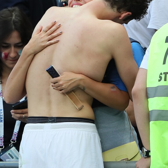 L'ex-Miss France Rachel Legrain-Trapani félicite son compagnon Benjamin Pavard après la victoire de la France face à l'Argentine lors des 8ème de finale de la Coupe du monde à Kazan en Russie le 30 juin 2018. © Cyril Moreau/Bestimage  Former Miss France Rachel Legrain-Trapani congratulates her buddy Benjamin Pavard after France's victory against Argentina in the World Cup 8th finals in Kazan, Russia on June 30, 201830/06/2018 - Kazan