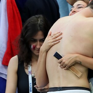 L'ex-Miss France Rachel Legrain-Trapani félicite son compagnon Benjamin Pavard après la victoire de la France face à l'Argentine lors des 8ème de finale de la Coupe du monde à Kazan en Russie le 30 juin 2018. © Cyril Moreau/Bestimage  Former Miss France Rachel Legrain-Trapani congratulates her buddy Benjamin Pavard after France's victory against Argentina in the World Cup 8th finals in Kazan, Russia on June 30, 201830/06/2018 - Kazan