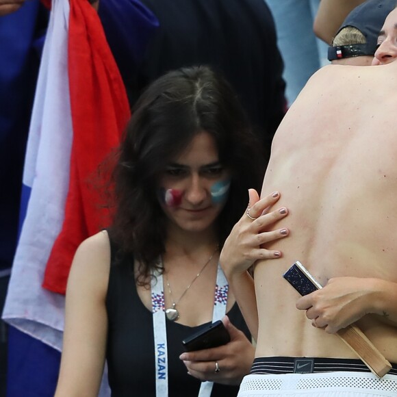L'ex-Miss France Rachel Legrain-Trapani félicite son compagnon Benjamin Pavard après la victoire de la France face à l'Argentine lors des 8ème de finale de la Coupe du monde à Kazan en Russie le 30 juin 2018. © Cyril Moreau/Bestimage  Former Miss France Rachel Legrain-Trapani congratulates her buddy Benjamin Pavard after France's victory against Argentina in the World Cup 8th finals in Kazan, Russia on June 30, 201830/06/2018 - Kazan