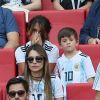 Antonella Roccuzzo (femme de Lionel Messi) et son fils Thiago lors de France-Argentine en 8e de finale de la Coupe du monde à Kazan en Russie le 30 juin 2018 © Cyril Moreau/Bestimage