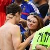 Benjamin Pavard et Rachel Legrain-Trapani amoureux à la fin de France-Argentine en huitième de finale de la Coupe du monde le 30 juin 2018 à Kazan en Russie.
