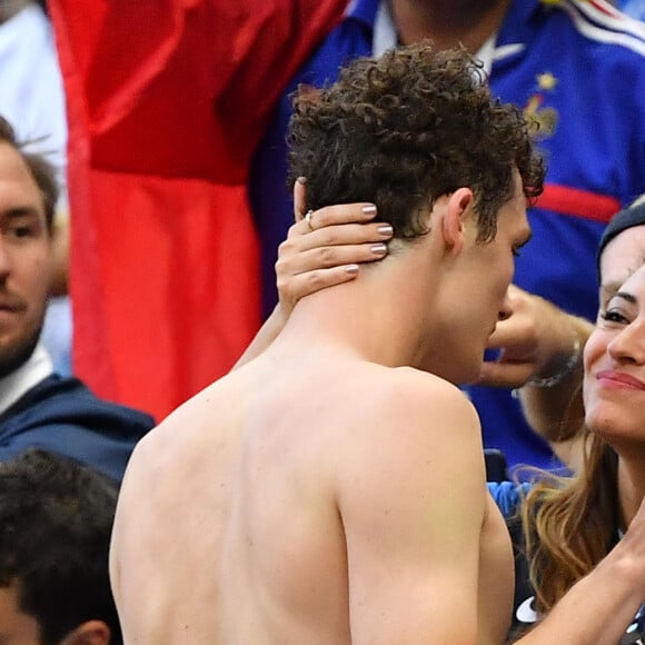 Benjamin Pavard et Rachel Legrain-Trapani amoureux à la fin de France-Argentine en huitième de finale de la Coupe du monde le 30 juin 2018 à Kazan en Russie.