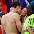 Benjamin Pavard et Rachel Legrain-Trapani amoureux à la fin de France-Argentine en huitième de finale de la Coupe du monde le 30 juin 2018 à Kazan en Russie.