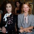 Isabelle Huppert et Melanie Thierry - Défilé Giorgio Armani Privé, collection Haute Couture automne-hiver 2018/19 à Paris, le 3 juillet 2018.