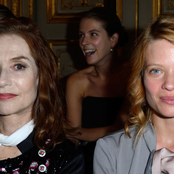 Isabelle Huppert et Melanie Thierry - Défilé Giorgio Armani Privé, collection Haute Couture automne-hiver 2018/19 à Paris, le 3 juillet 2018.