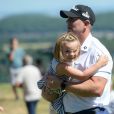 Mia Tindall avec son papa Mike Tindall sur le parcours de Celtic Manor Resort à Newport au Pays de Galles le 30 juin 2018 lors de la Celebrity Cup, un tournoi de golf caritatif.