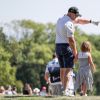 Mia Tindall avec son papa Mike Tindall sur le parcours de Celtic Manor Resort à Newport au Pays de Galles le 30 juin 2018 lors de la Celebrity Cup, un tournoi de golf caritatif.
