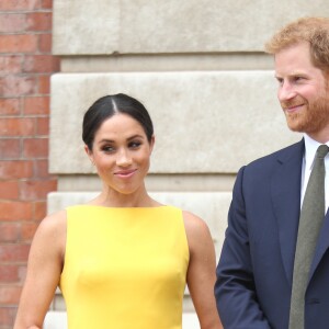 La duchesse Meghan de Sussex (Meghan Markle), vêtue d'une robe Brandon Maxwell, et le prince Harry prenaient part le 5 juillet 2018 à une réception avec 120 jeunes leaders du Commonwealth venus d'Australie, de Nouvelle-Zélande, des îles Tonga et des Fidji, à Marlborough House à Londres.