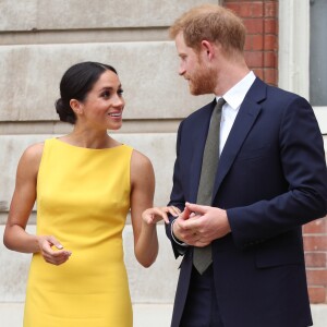 La duchesse Meghan de Sussex (Meghan Markle), vêtue d'une robe Brandon Maxwell, et le prince Harry prenaient part le 5 juillet 2018 à une réception avec 120 jeunes leaders du Commonwealth venus d'Australie, de Nouvelle-Zélande, des îles Tonga et des Fidji, à Marlborough House à Londres.