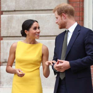 La duchesse Meghan de Sussex (Meghan Markle), vêtue d'une robe Brandon Maxwell, et le prince Harry prenaient part le 5 juillet 2018 à une réception avec 120 jeunes leaders du Commonwealth venus d'Australie, de Nouvelle-Zélande, des îles Tonga et des Fidji, à Marlborough House à Londres.