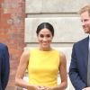 La duchesse Meghan de Sussex (Meghan Markle), vêtue d'une robe Brandon Maxwell, et le prince Harry prenaient part le 5 juillet 2018 à une réception avec 120 jeunes leaders du Commonwealth venus d'Australie, de Nouvelle-Zélande, des îles Tonga et des Fidji, à Marlborough House à Londres.
