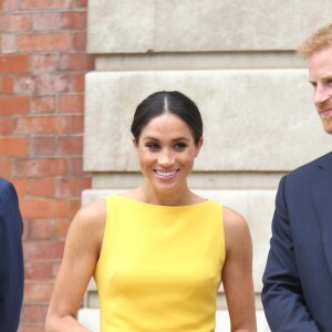 La duchesse Meghan de Sussex (Meghan Markle), vêtue d'une robe Brandon Maxwell, et le prince Harry prenaient part le 5 juillet 2018 à une réception avec 120 jeunes leaders du Commonwealth venus d'Australie, de Nouvelle-Zélande, des îles Tonga et des Fidji, à Marlborough House à Londres.