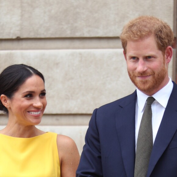 La duchesse Meghan de Sussex (Meghan Markle), vêtue d'une robe Brandon Maxwell, et le prince Harry prenaient part le 5 juillet 2018 à une réception avec 120 jeunes leaders du Commonwealth venus d'Australie, de Nouvelle-Zélande, des îles Tonga et des Fidji, à Marlborough House à Londres.