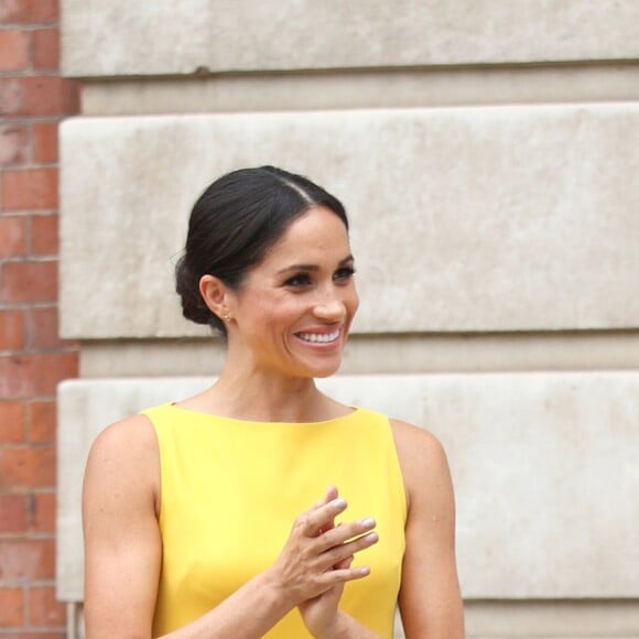 La duchesse Meghan de Sussex (Meghan Markle), vêtue d'une robe Brandon Maxwell, et le prince Harry prenaient part le 5 juillet 2018 à une réception avec 120 jeunes leaders du Commonwealth venus d'Australie, de Nouvelle-Zélande, des îles Tonga et des Fidji, à Marlborough House à Londres.