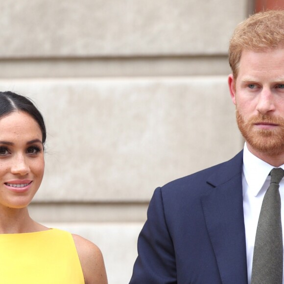 La duchesse Meghan de Sussex (Meghan Markle), vêtue d'une robe Brandon Maxwell, et le prince Harry prenaient part le 5 juillet 2018 à une réception avec 120 jeunes leaders du Commonwealth venus d'Australie, de Nouvelle-Zélande, des îles Tonga et des Fidji, à Marlborough House à Londres.