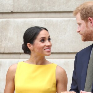 La duchesse Meghan de Sussex (Meghan Markle), vêtue d'une robe Brandon Maxwell, et le prince Harry prenaient part le 5 juillet 2018 à une réception avec 120 jeunes leaders du Commonwealth venus d'Australie, de Nouvelle-Zélande, des îles Tonga et des Fidji, à Marlborough House à Londres.