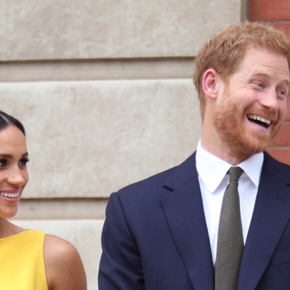 La duchesse Meghan de Sussex (Meghan Markle), vêtue d'une robe Brandon Maxwell, et le prince Harry prenaient part le 5 juillet 2018 à une réception avec 120 jeunes leaders du Commonwealth venus d'Australie, de Nouvelle-Zélande, des îles Tonga et des Fidji, à Marlborough House à Londres.