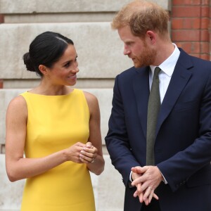 La duchesse Meghan de Sussex (Meghan Markle), vêtue d'une robe Brandon Maxwell, et le prince Harry prenaient part le 5 juillet 2018 à une réception avec 120 jeunes leaders du Commonwealth venus d'Australie, de Nouvelle-Zélande, des îles Tonga et des Fidji, à Marlborough House à Londres.