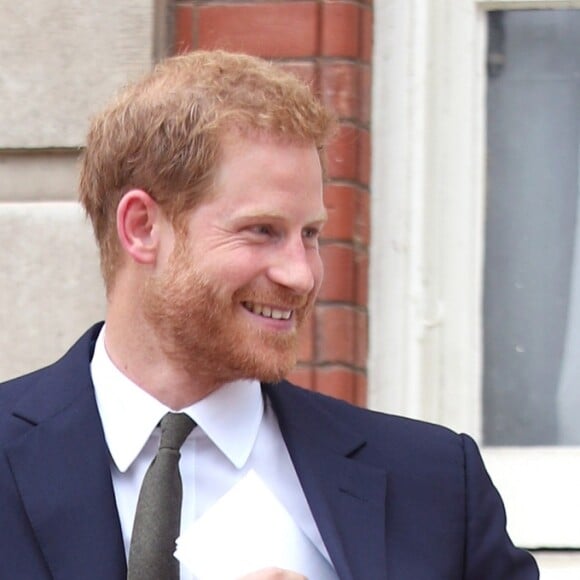 La duchesse Meghan de Sussex (Meghan Markle), vêtue d'une robe Brandon Maxwell, et le prince Harry prenaient part le 5 juillet 2018 à une réception avec 120 jeunes leaders du Commonwealth venus d'Australie, de Nouvelle-Zélande, des îles Tonga et des Fidji, à Marlborough House à Londres.